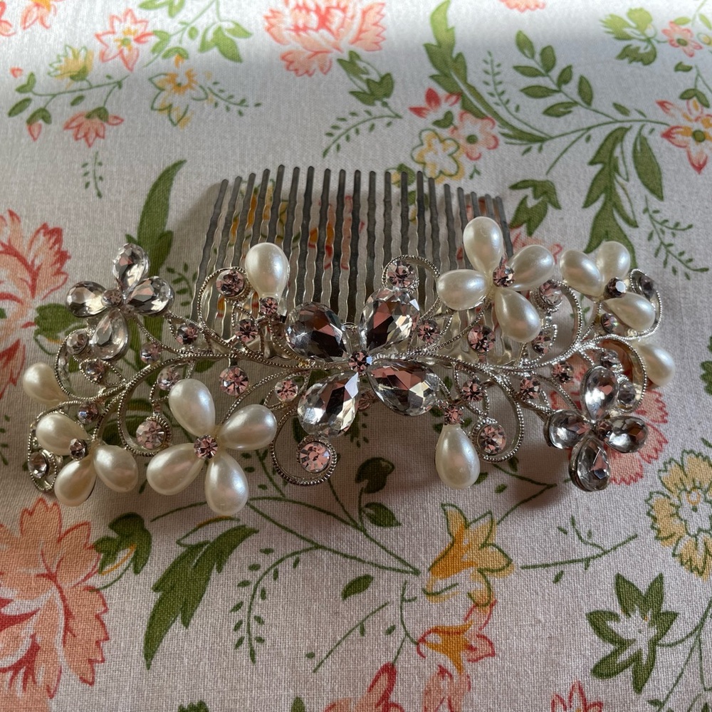Source Unknown Silver and White Floral Hair Comb